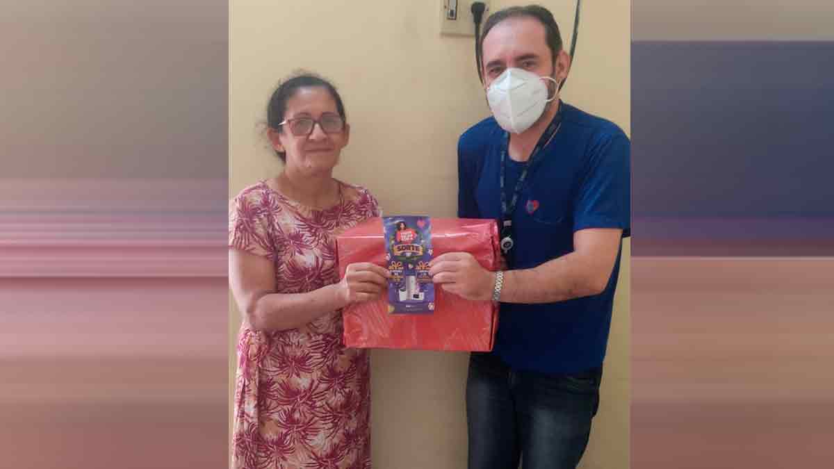 afagu de itapiuna realiza a entrega de premio a senhora