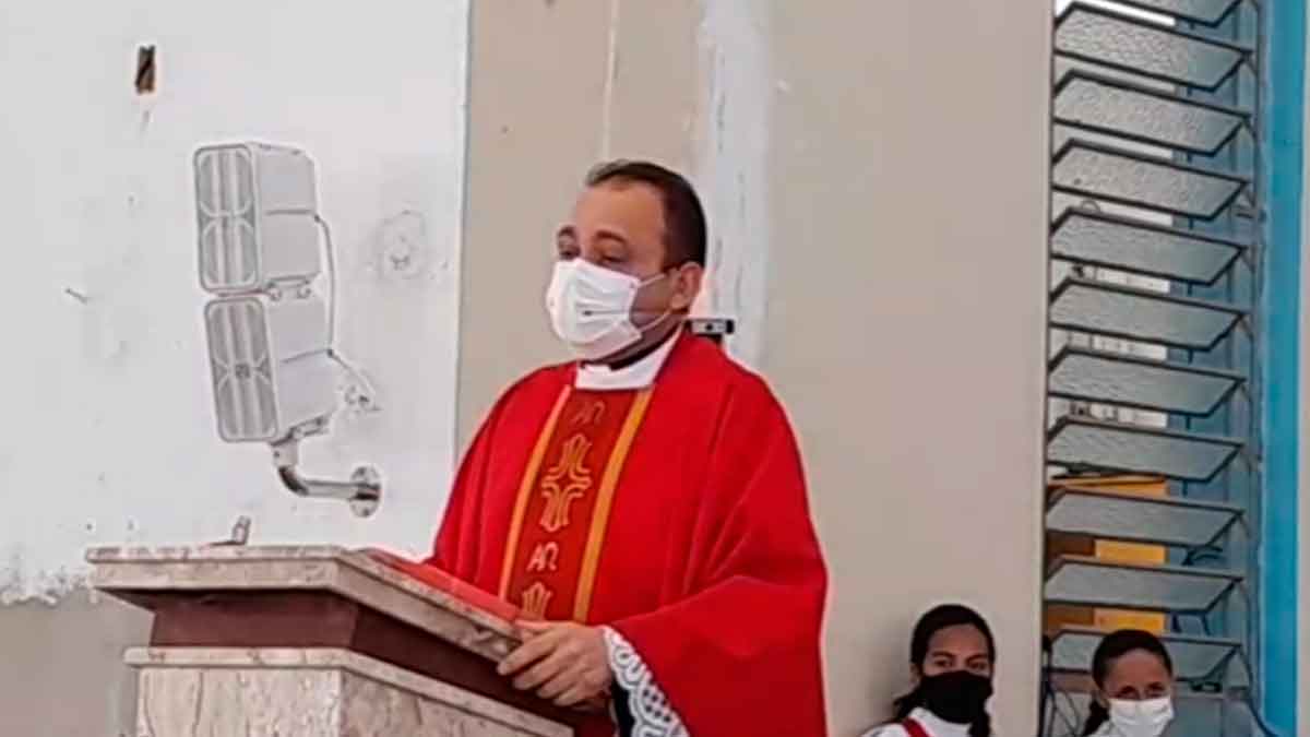 padre abraao fala a programacao da paroquia de itapiuna para a semana santa