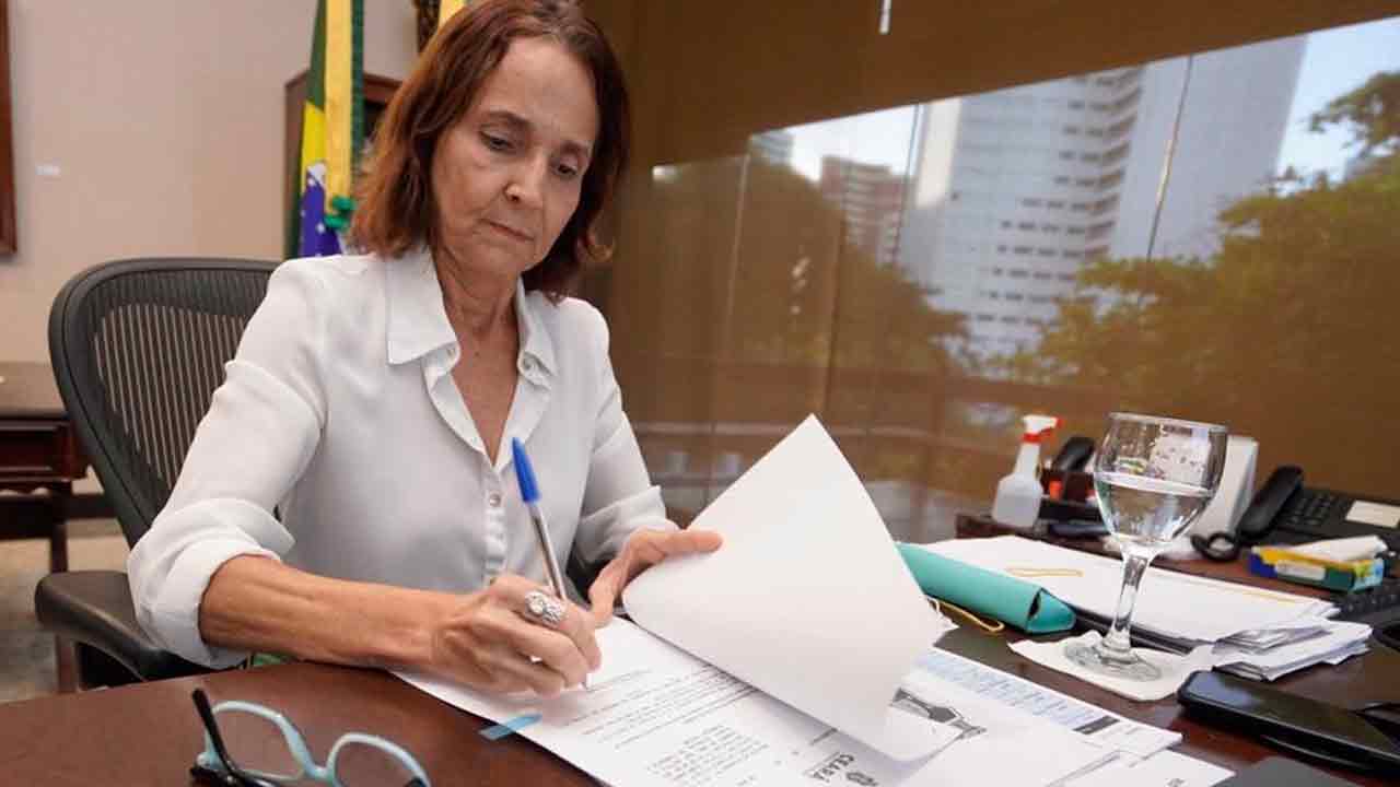 Governadora Izolda Cela sanciona lei que dispõe sobre a redução do ICMS dos combustíveis e energia no Ceará