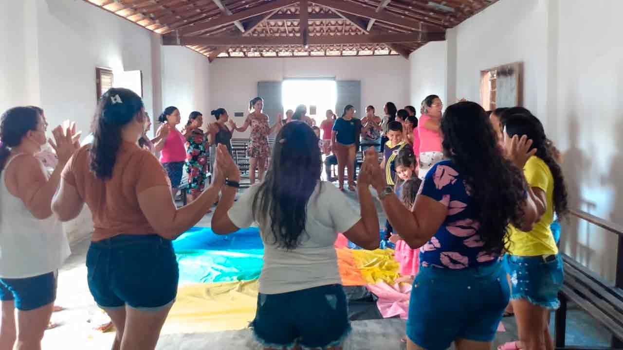 Objetivando fortalecer a parceria entre Famílias, cuidadores e responsáveis, o Centro de Apoio à Criança (CEACRI) realizou durante o mês de agosto uma série de encontros de convivências propagando a temática parentalidade lúdica e aprendizagem socioemocional com nossas famílias assistidas. “Foi um momento marcado por teoria e vivências encantadoras fortalecendo assim, os vínculos parentais, revivendo as inteirezas da infância de cada participante de forma lúdica e cooperativa, como ação do Projeto Brinca e Aprende Comigo, através da parceria com o ChildFund Brasil - Fundo para Crianças e apoio da The Lego Foudation” descreve Erivaldo Paiva, gestor social do Ceacri.