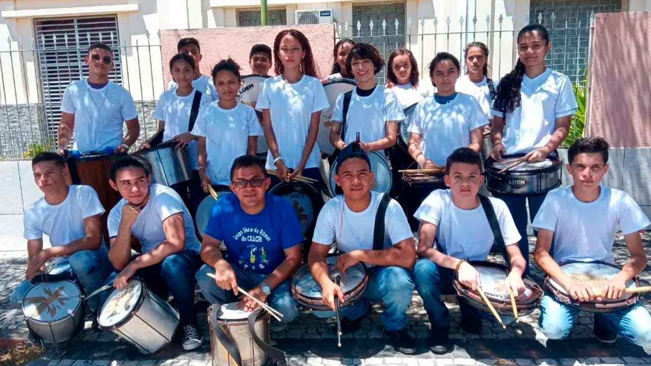 Grupo Show de Ritmos da ONG CEACRI se apresentou no desfile cívico em Quixadá