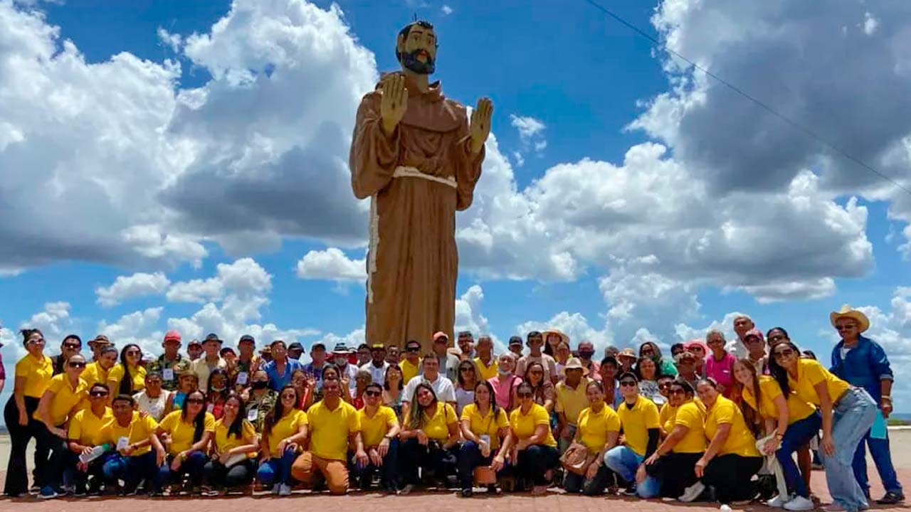 itapiúna realiza o iv passeio dos idosos a canindé