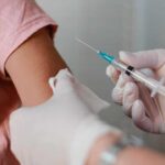 vacinação com a dose de reforço bivalente contra a covid 19 foi ampliada para toda a população acima de 18 anos ou mais