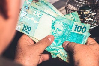 descubra se você tem direito ao abono salarial 4º lote pago pelo ministério do trabalho e emprego com valores de r$110 a r$1