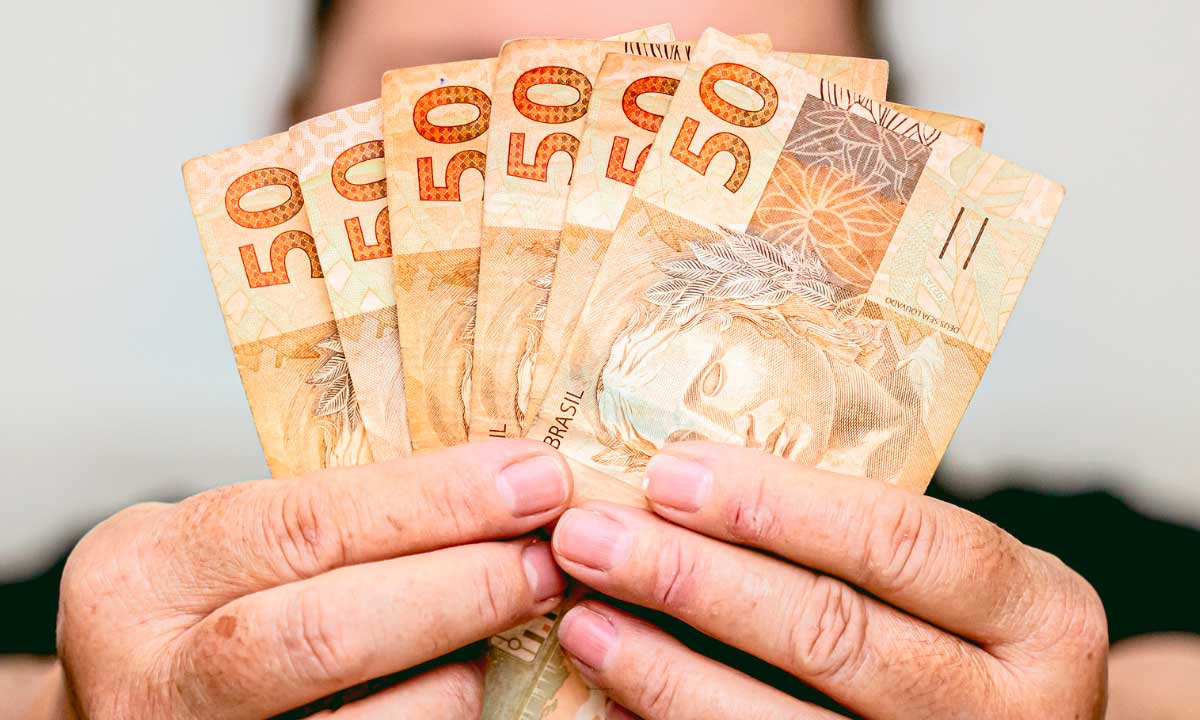 inss vai começar a pagar nesta quinta feira a antecipação da primeira parcela do 13° salário juntamente com o benefício do mês de maio para quem ganha até um salário mínimo