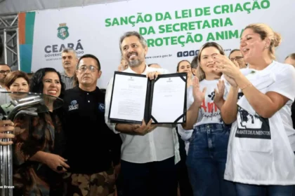 Governador Elmano de Freitas sancionou lei que cria a Secretaria da Proteção Animal