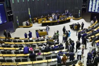 Câmara dos Deputados aprova projeto que limita juros do cartão de crédito e cria o programa Desenrola