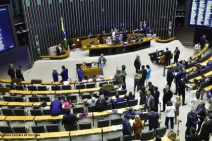 Câmara dos Deputados aprova projeto que limita juros do cartão de crédito e cria o programa Desenrola