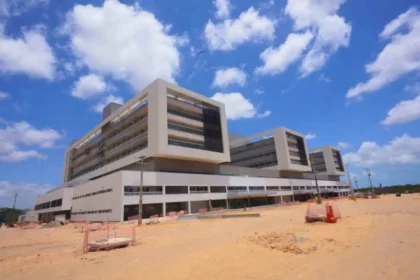 Construção do Hospital Universitário do Ceará está na reta final e disponibilizará à rede estadual mais 680 leitos