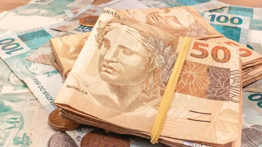 Assinado o decreto que reajusta salário mínimo para R$ 1.412