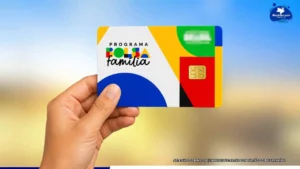 Pessoa segurando o cartão do Bolsa Família com destaque para orientações sobre redução do valor do benefício e regras do programa