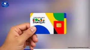 Pessoa segurando o cartão do Bolsa Família, representando os pagamentos de setembro de 2026 e as datas definidas conforme o final do NIS.