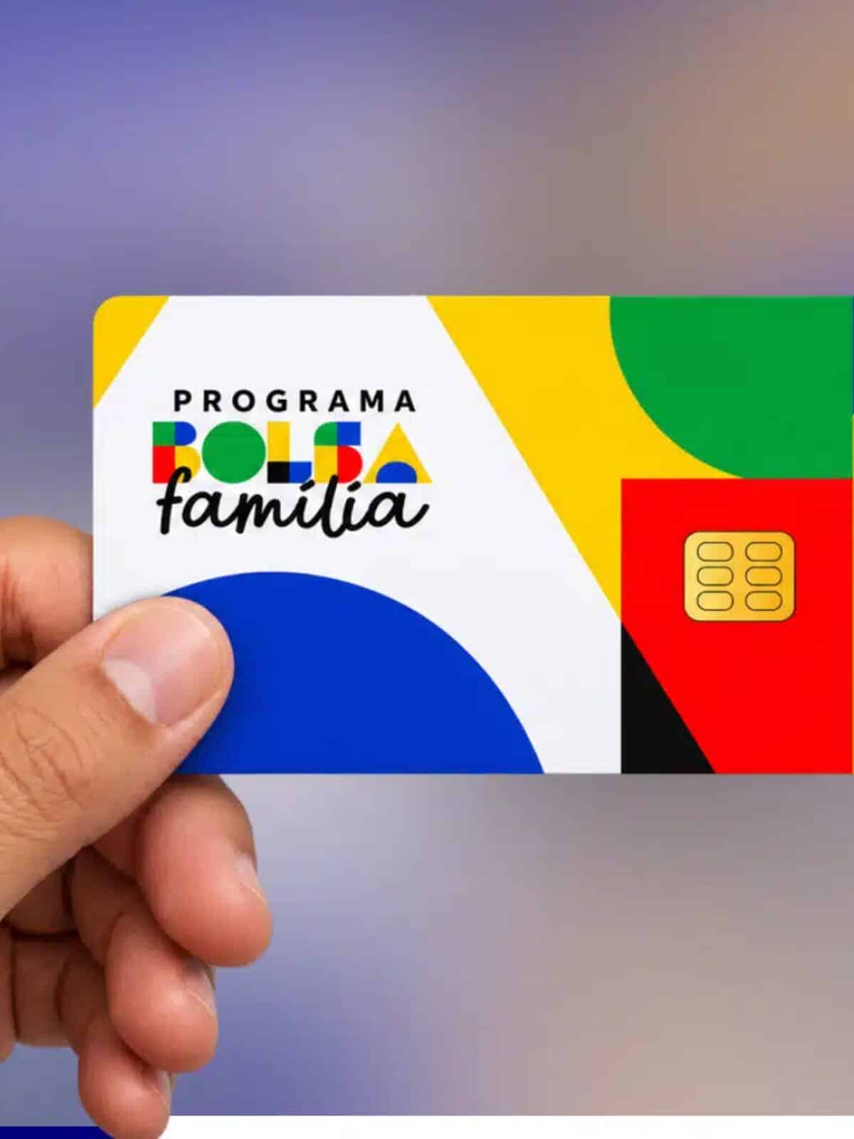 Pessoa segurando o cartão do Bolsa Família, representando os pagamentos de setembro de 2026 e as datas definidas conforme o final do NIS.