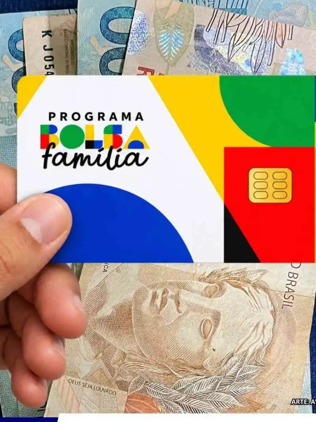 Pessoa segurando o cartão do Bolsa Família diante de cédulas de real, representando o reajuste do valor mínimo e dos benefícios adicionais do programa a partir de outubro de 2026.