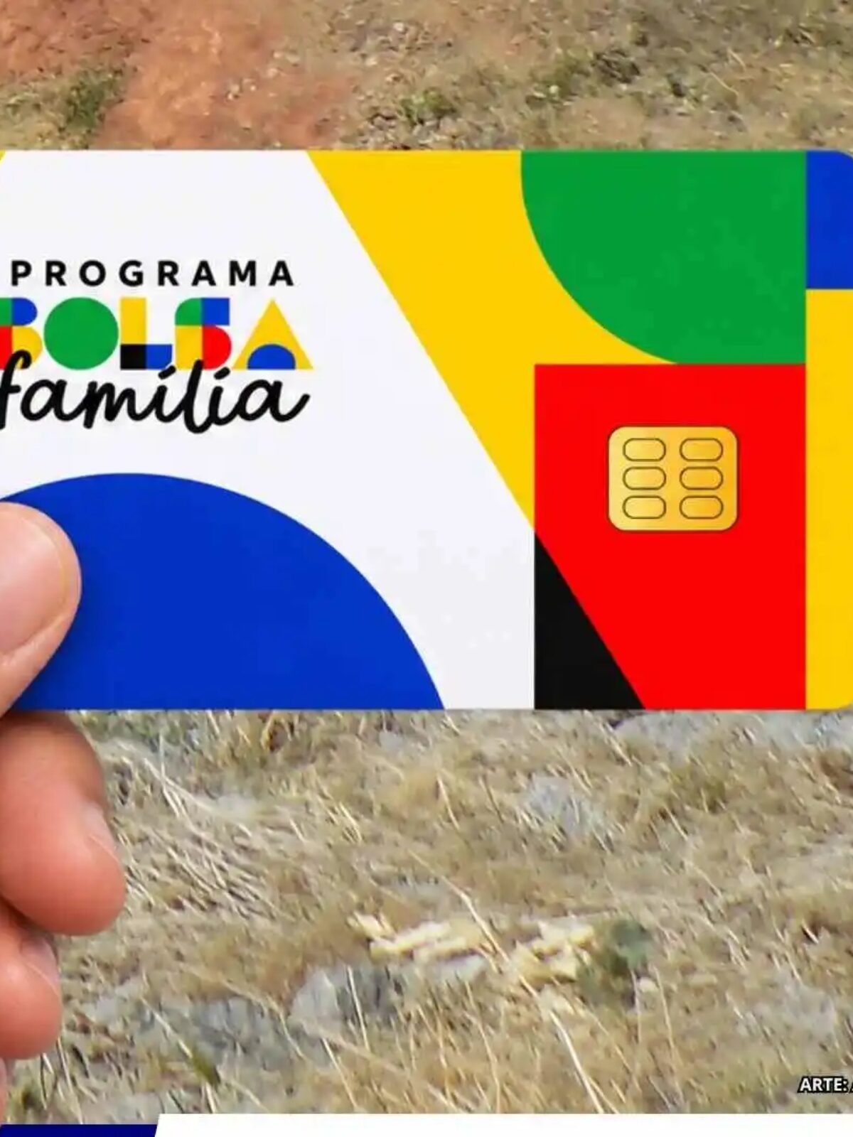 Pessoa segurando o cartão do Bolsa Família, representando a antecipação do pagamento para beneficiários que vivem em municípios em situação de emergência ou calamidade pública reconhecida.