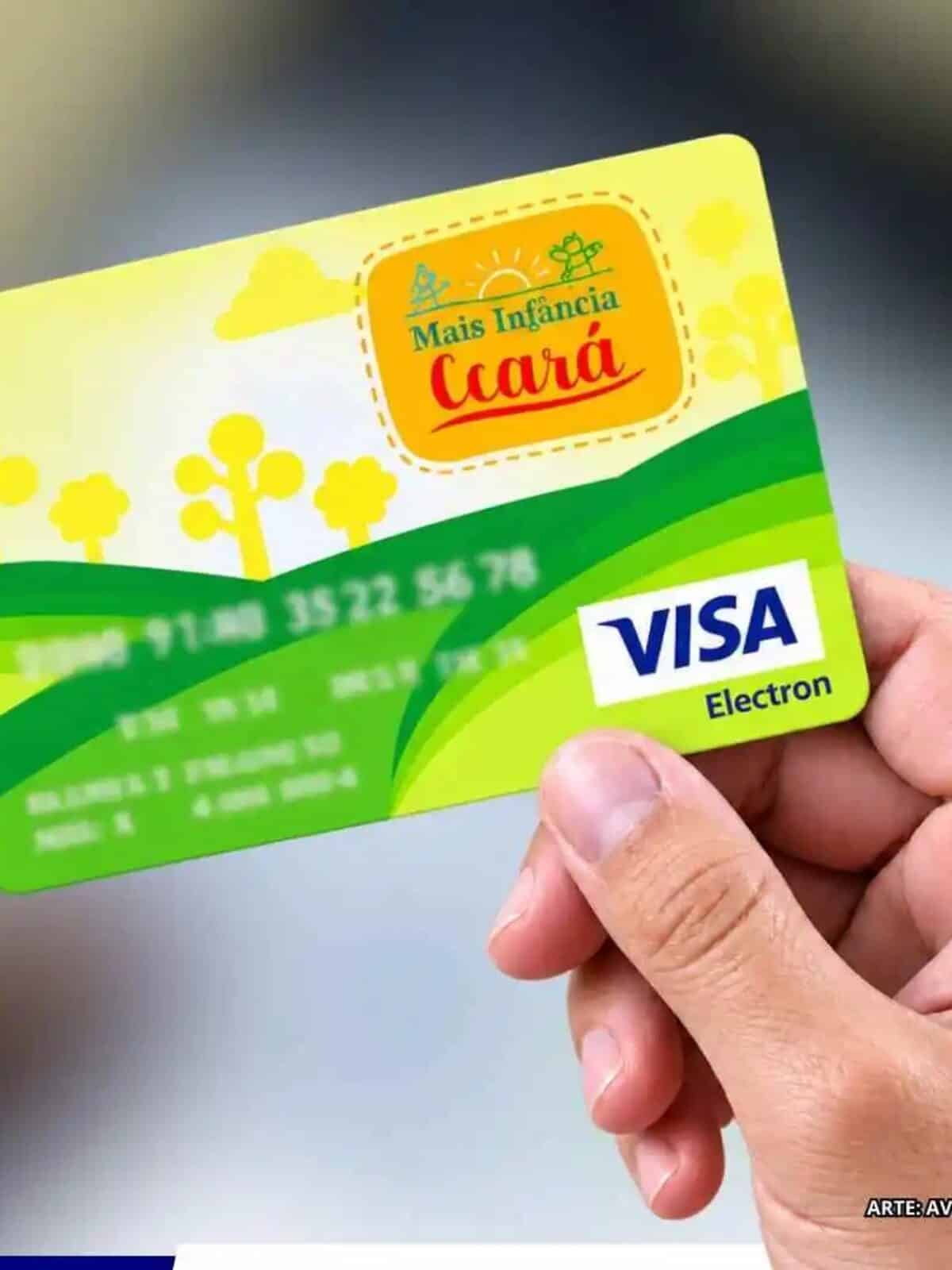 Pessoa segurando o Cartão Mais Infância Ceará, benefício estadual destinado a famílias em situação de vulnerabilidade social com crianças na primeira infância.