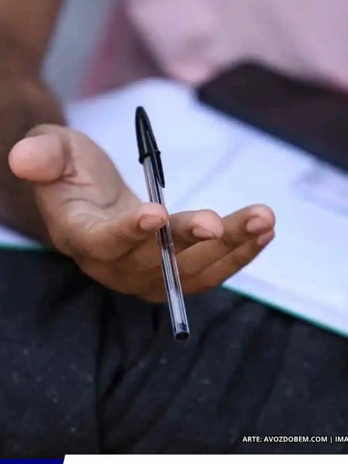 Estudante escrevendo durante atividade escolar, representando o Guia do Enem 2026 lançado pelo MEC com vídeos e orientações para os participantes.