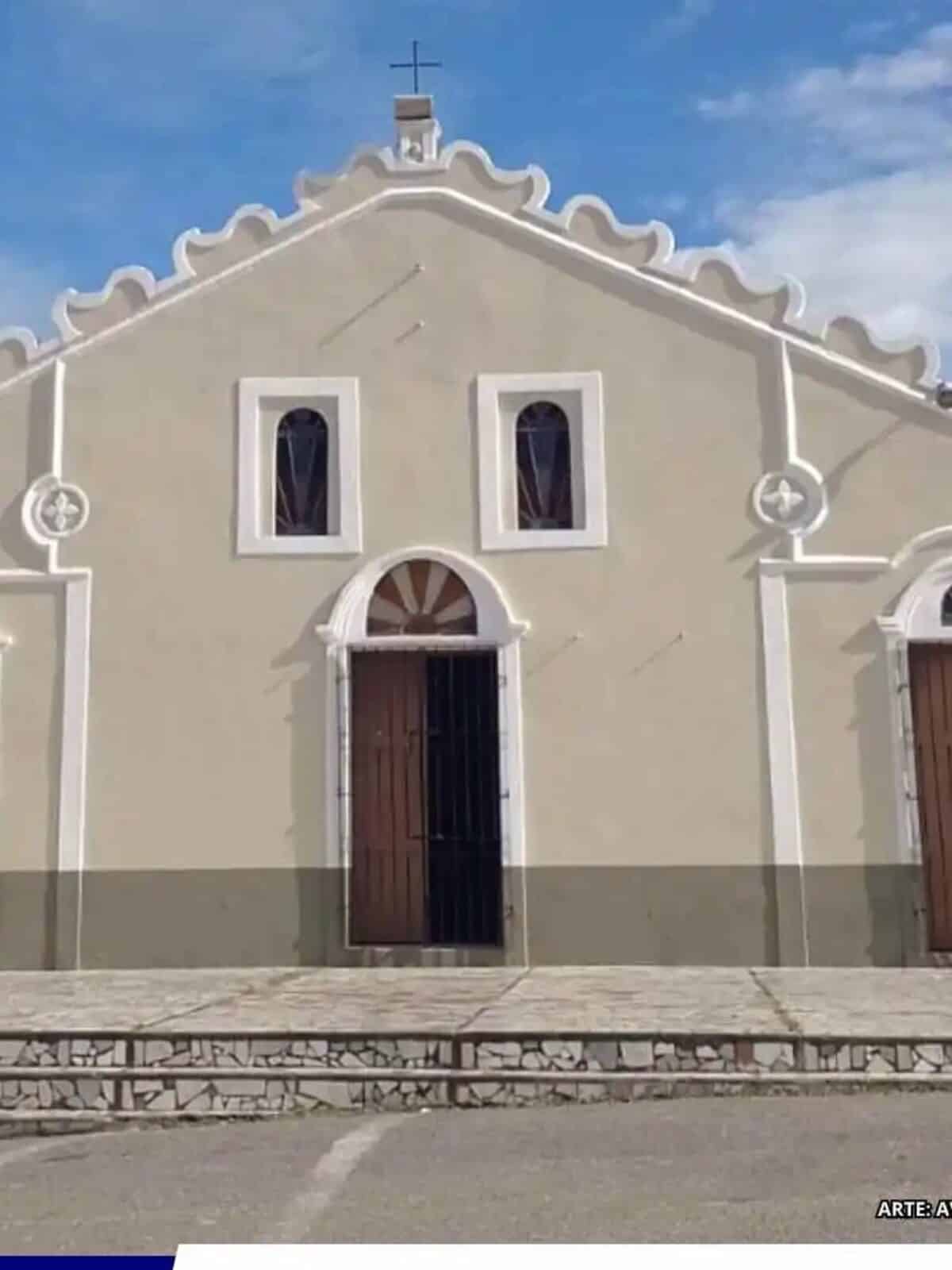 Imagem de São Francisco de Assis diante da igreja em Itapiúna, representando a tradicional festa religiosa em homenagem ao copadroeiro do município em 2026.