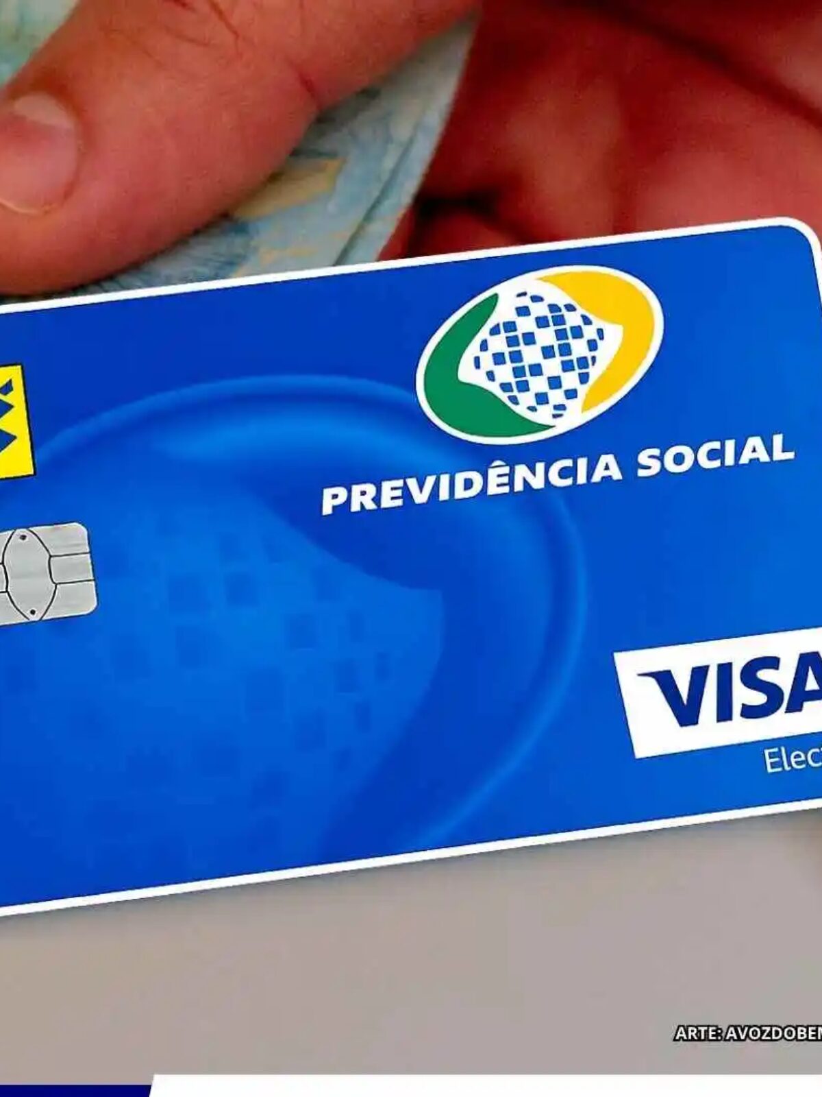Pessoa segurando cartão de benefício do INSS, representando o início dos pagamentos de aposentadorias, pensões e auxílios referentes a setembro de 2026.