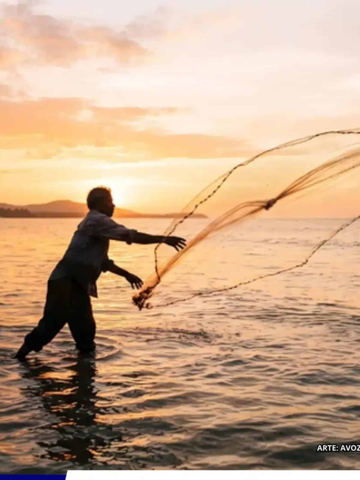 Pescador artesanal lançando rede ao mar, representando o pagamento do seguro-defeso pelo INSS aos trabalhadores da pesca artesanal.
