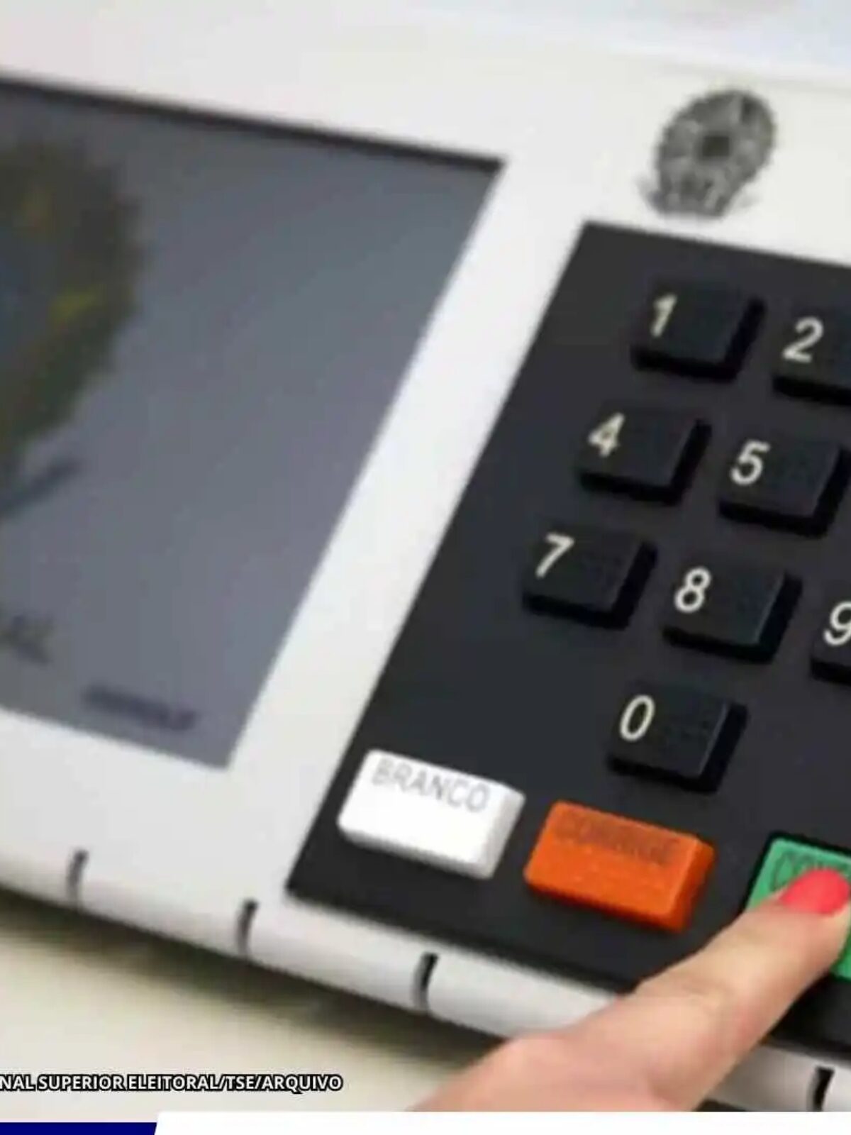Urna eletrônica e documento eleitoral em destaque, representando o comparecimento às eleições e a utilização dessa informação na Prova de Vida do INSS.