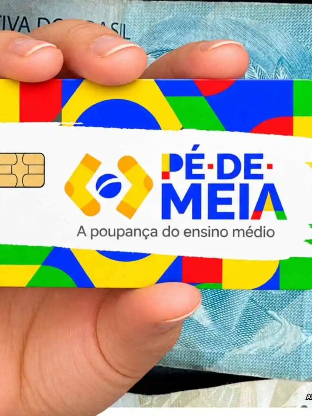 Pessoa segurando o cartão do Pé-de-Meia diante de cédulas de R$ 100, representando o pagamento da 6ª parcela do programa em setembro de 2026.