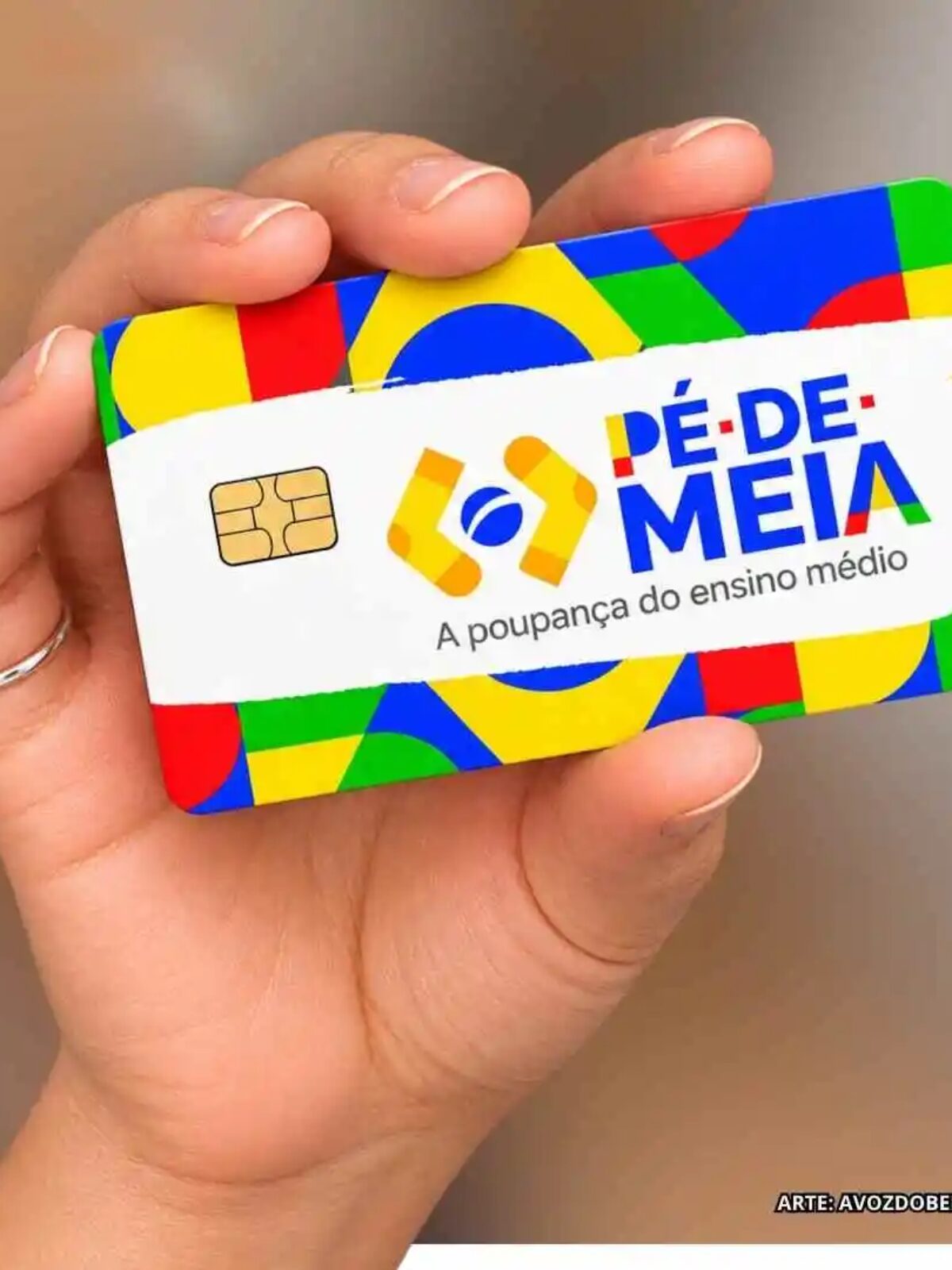 Pessoa segurando cartão do Pé-de-Meia, representando o calendário de pagamentos de setembro de 2026 e as regras para estudantes receberem as parcelas.
