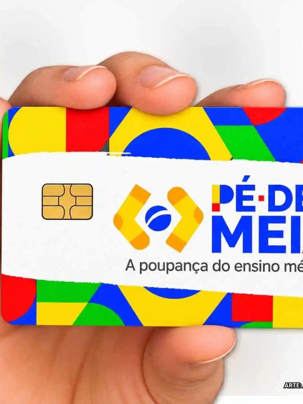 Pessoa segurando o cartão do Pé-de-Meia, representando o início de uma nova rodada de pagamentos do programa em setembro de 2026.