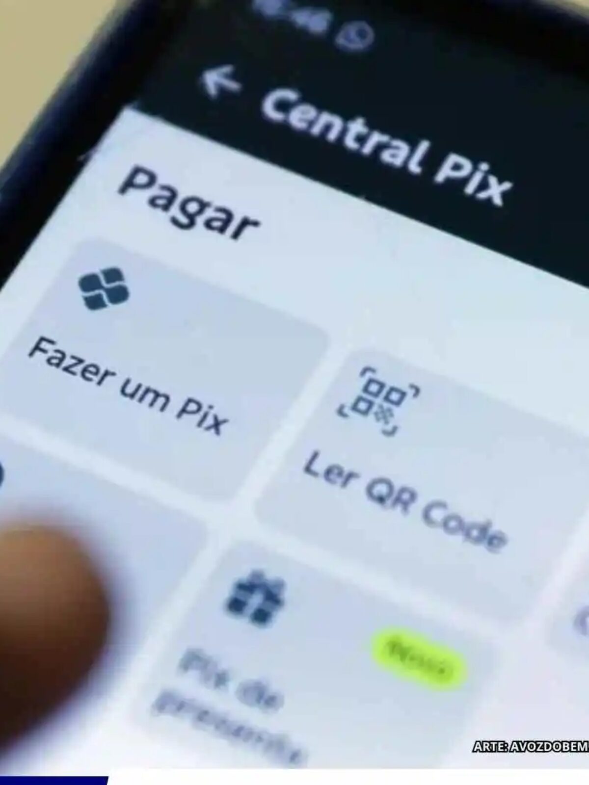 Celular exibindo uma operação via Pix, representando o Pix Automático para pagamento recorrente de mensalidades e cobranças periódicas.
