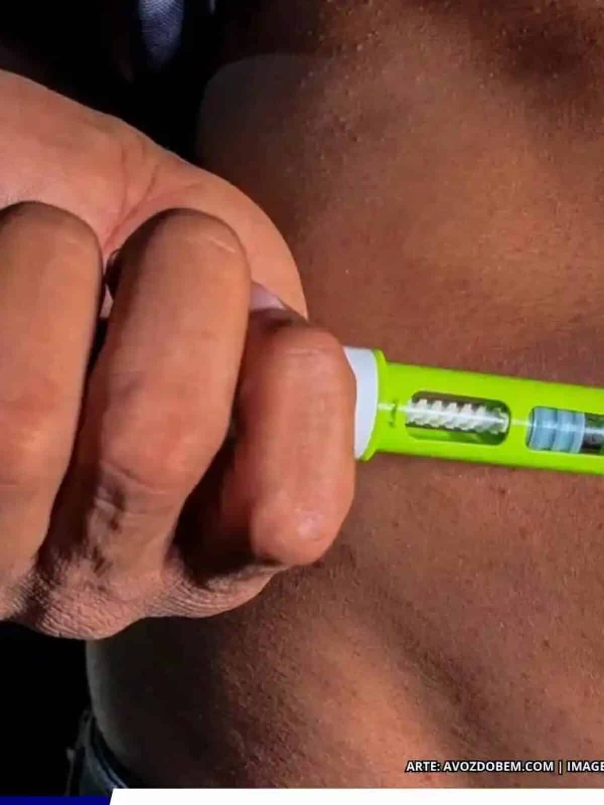Pessoa aplicando uma caneta injetável no abdômen, representando o pedido do Ministério da Saúde para avaliar a incorporação de canetas emagrecedoras ao SUS.