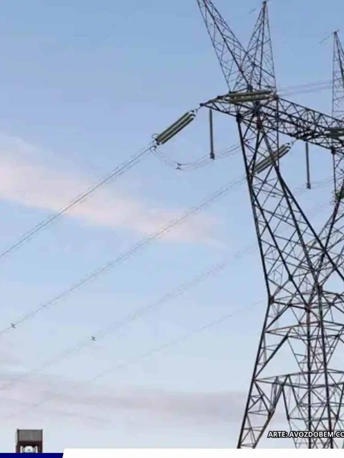 Torres e linhas de transmissão de energia elétrica, representando as bandeiras tarifárias e os valores cobrados na conta de luz dos consumidores brasileiros.