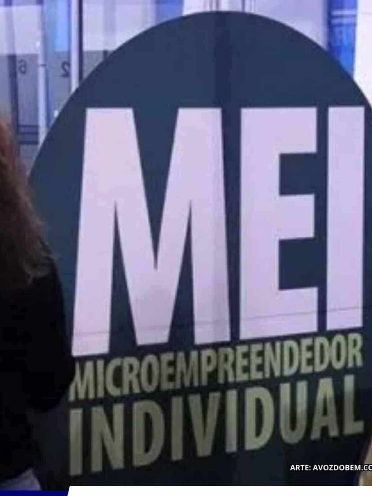 Pessoa diante de identificação do MEI, representando oportunidades de renegociação de dívidas para microempreendedores individuais com condições especiais de pagamento.